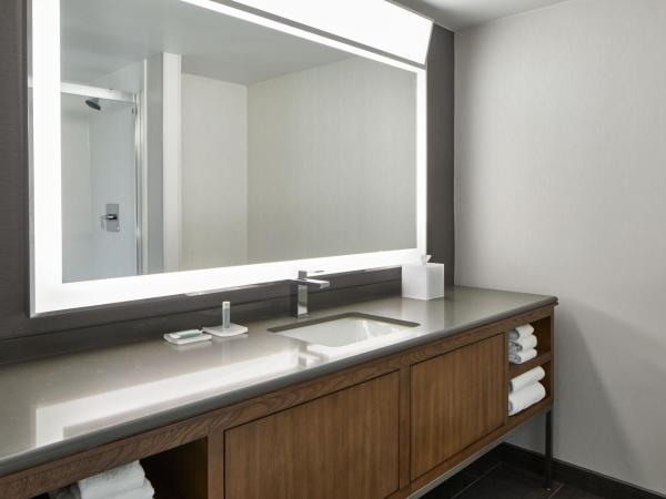 Courtyard by Marriott Detroit Downtown : photo 6 de la chambre chambre lit king-size exécutive avec canapé-lit