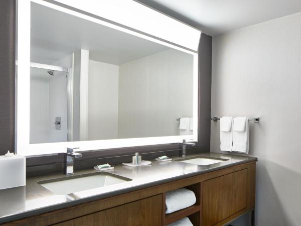 Courtyard by Marriott Detroit Downtown : photo 5 de la chambre chambre lit king-size exécutive avec canapé-lit