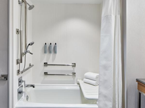 Courtyard by Marriott Detroit Downtown : photo 6 de la chambre chambre lit king-size avec canapé-lit