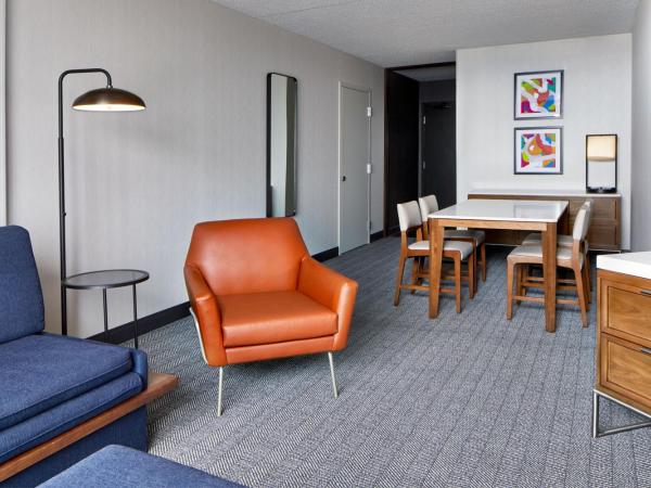 Courtyard by Marriott Detroit Downtown : photo 2 de la chambre suite lit king-size et canapé-lit