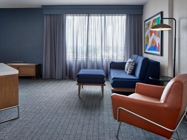 Courtyard by Marriott Detroit Downtown : photo 4 de la chambre suite lit king-size et canapé-lit