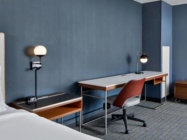 Courtyard by Marriott Detroit Downtown : photo 6 de la chambre suite lit king-size et canapé-lit