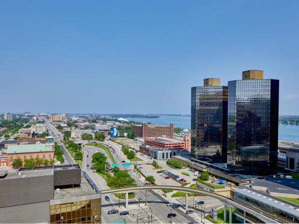 Courtyard by Marriott Detroit Downtown : photo 8 de la chambre suite lit king-size et canapé-lit