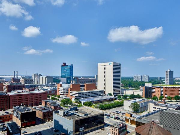 Courtyard by Marriott Detroit Downtown : photo 10 de la chambre suite lit king-size et canapé-lit