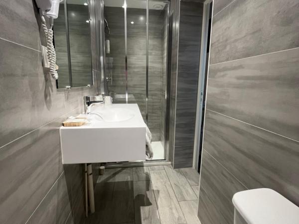 Hôtel De Troyes : photo 6 de la chambre chambre triple standard