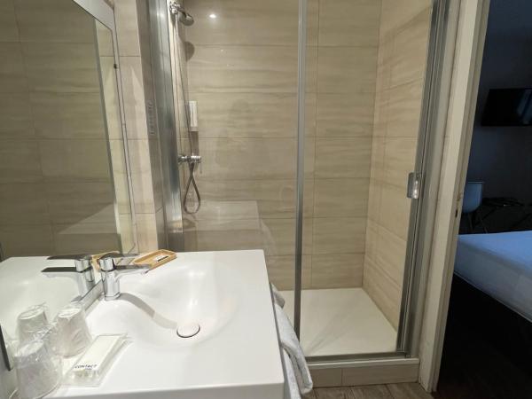 Hôtel De Troyes : photo 10 de la chambre chambre double standard