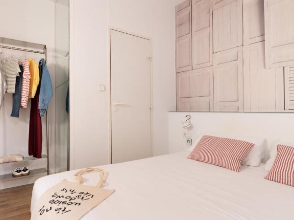 Chic & Basic Tallers Hostal : photo 3 de la chambre chambre double avec balcon