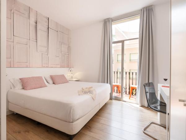 Chic & Basic Tallers Hostal : photo 2 de la chambre chambre double avec balcon