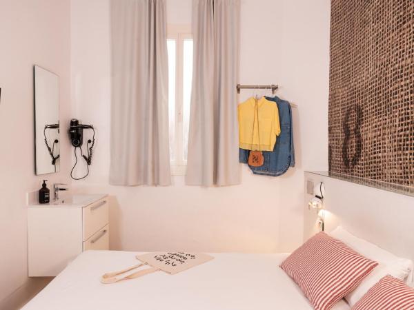 Chic & Basic Tallers Hostal : photo 3 de la chambre chambre double