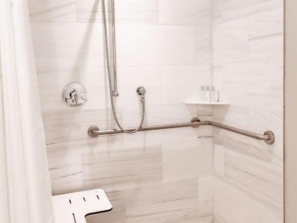 HALL Arts Hotel Dallas, Curio Collection by Hilton : photo 3 de la chambre queen room with two queen beds and shower - mobility access