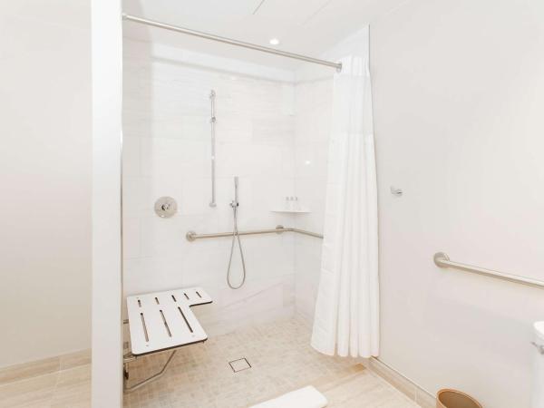 HALL Arts Hotel Dallas, Curio Collection by Hilton : photo 7 de la chambre queen room with two queen beds and shower - mobility access