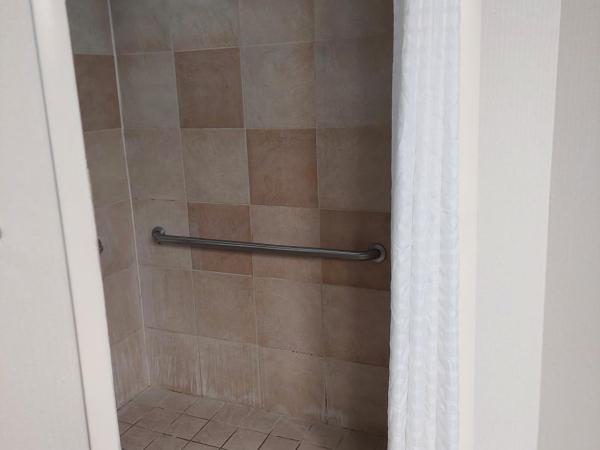 Comfort Suites Beachfront : photo 3 de la chambre suite lit king-size avec canapé-lit - accessible aux personnes à mobilité réduite/non-fumeurs