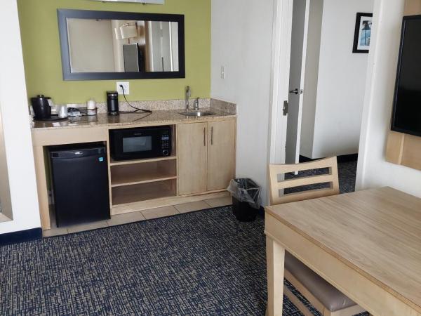 Comfort Suites Beachfront : photo 5 de la chambre suite lit king-size avec canapé-lit - accessible aux personnes à mobilité réduite/non-fumeurs