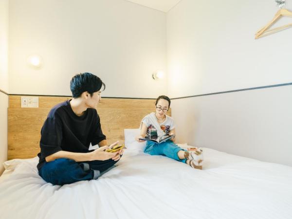 WeBase Hakata Hostel : photo 5 de la chambre chambre lit king-size avec salle de bains commune