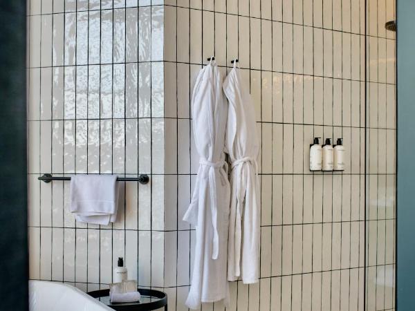 U Eat & Sleep Antwerp : photo 10 de la chambre chambre double supérieure avec baignoire et douche à effet pluie