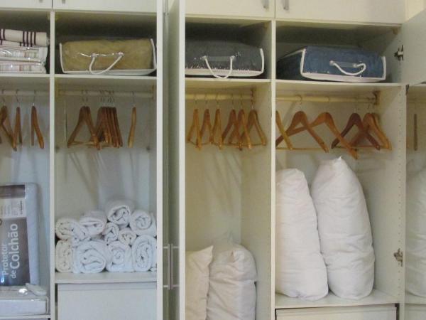 Lindo apto no Barrabela, todo equipado, com arcondicionados split novos no quarto e na sala, limpíssimo, cheiroso, novinho, condomínio em frente à praia, com piscina aquecida, sauna, quadra, academia, lavanderia, salão de beleza, restaurantes, mercado 24h : photo 2 de la chambre appartement avec balcon