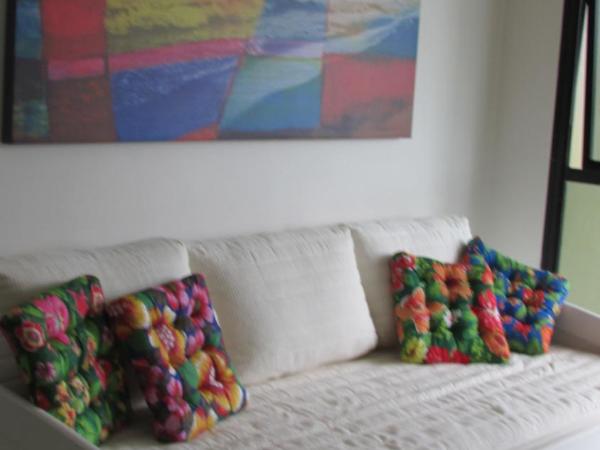 Lindo apto no Barrabela, todo equipado, com arcondicionados split novos no quarto e na sala, limpíssimo, cheiroso, novinho, condomínio em frente à praia, com piscina aquecida, sauna, quadra, academia, lavanderia, salão de beleza, restaurantes, mercado 24h : photo 6 de la chambre appartement avec balcon