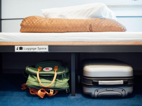 WeBase Hakata Hostel : photo 7 de la chambre chambre privative avec lits superposés (2 adultes)