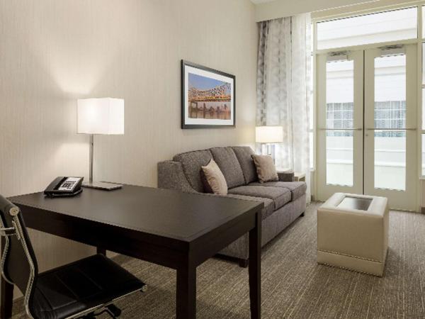 Embassy Suites Louisville Downtown : photo 4 de la chambre premium king corner suite