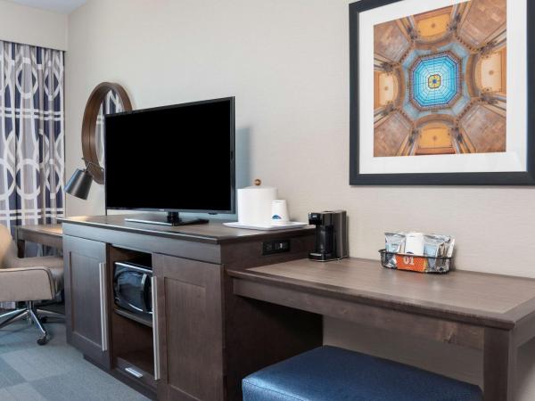 Hampton Inn & Suites Indianapolis-Keystone, IN : photo 2 de la chambre chambre lit king-size avec canapé-lit