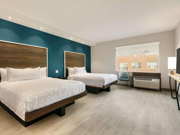 Tru By Hilton Charlotte Ayrsley : photo 5 de la chambre chambre avec 2 lits queen-size et douche accessible en fauteuil roulant - accessible aux personnes à mobilité réduite - non-fumeurs