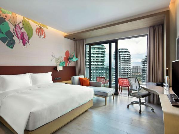 Hilton Garden Inn Sanya : photo 1 de la chambre chambre lit king-size avec balcon