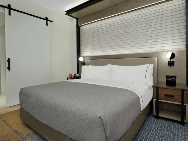 Canopy By Hilton Columbus Downtown Short North : photo 2 de la chambre chambre lit king-size