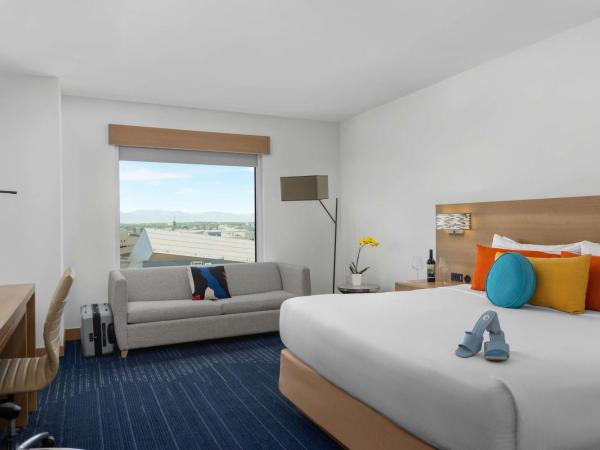 The Art Hotel Denver, Curio Collection by Hilton : photo 2 de la chambre chambre lit king-size deluxe avec canapé-lit - vue sur montagne