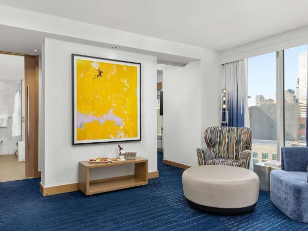 The Art Hotel Denver, Curio Collection by Hilton : photo 2 de la chambre suite lit king-size - vue sur musée