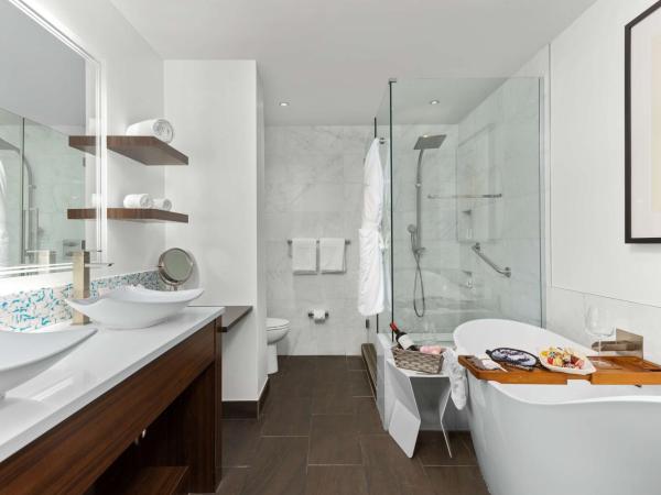 The Art Hotel Denver, Curio Collection by Hilton : photo 6 de la chambre suite lit king-size - vue sur musée