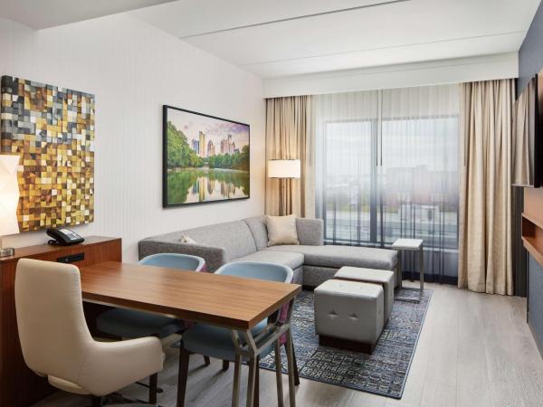 Embassy Suites By Hilton Atlanta Airport North : photo 2 de la chambre suite lit king-size 2 chambres