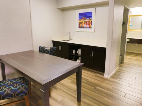 Hampton Inn & Suites Nashville-Airport : photo 4 de la chambre suite lit king-size avec cuisine - non-fumeurs