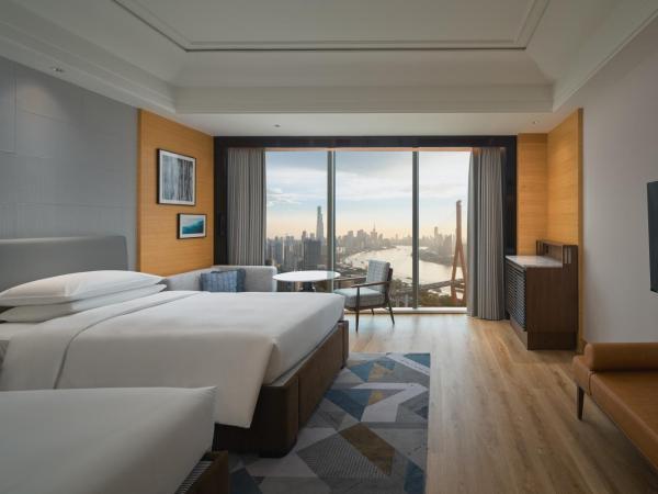 Sheraton Shanghai Pudong Riverside : photo 1 de la chambre chambre double supérieure avec 2 lits doubles - vue sur rivière