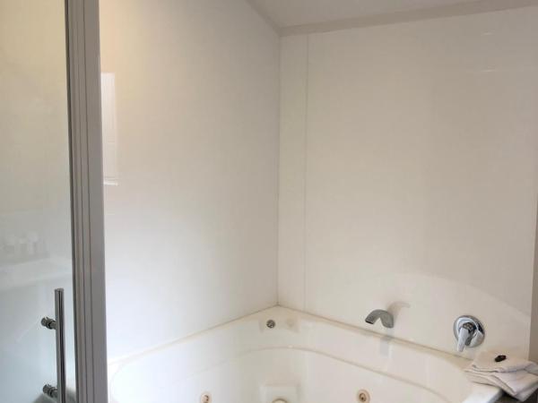 Quality Inn Acapulco Taupo : photo 9 de la chambre studio triple avec spa