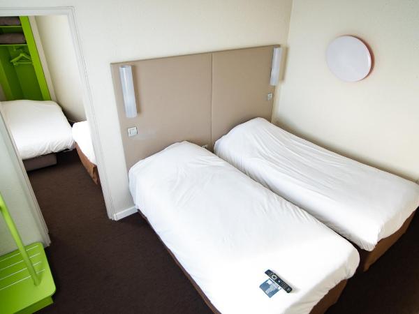 Campanile Nice Aéroport : photo 4 de la chambre chambre nouvelle génération avec 4 lits simples