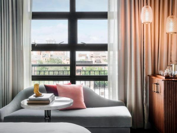 Perry Lane Hotel, a Luxury Collection Hotel, Savannah : photo 3 de la chambre chambre king avec 1 lit king-size et accès à la piscine - vue sur la ville