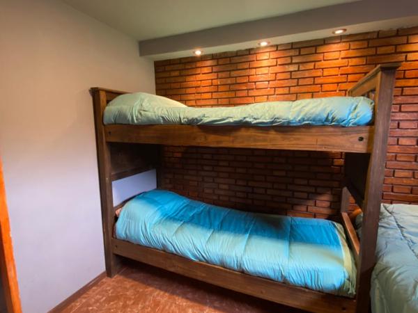 Hostel Ruca Potu : photo 1 de la chambre chambre triple avec salle de bains privative