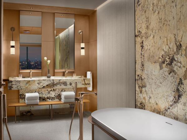 The Ritz-Carlton Fukuoka : photo 2 de la chambre chambre lit king-size - vue sur toits