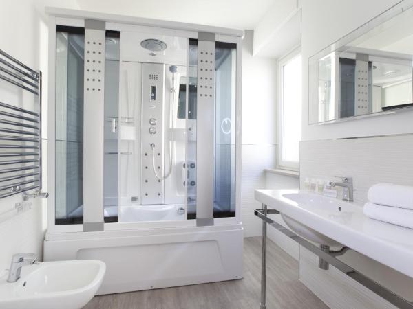 Vhome : photo 4 de la chambre chambre lit king-size avec baignoire spa