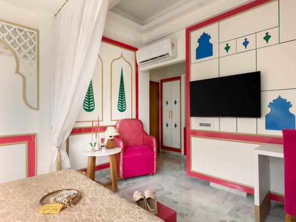 Hotel Sarang Palace - Boutique Stays : photo 6 de la chambre mughal heritage room with 180 degree city view & designer bed