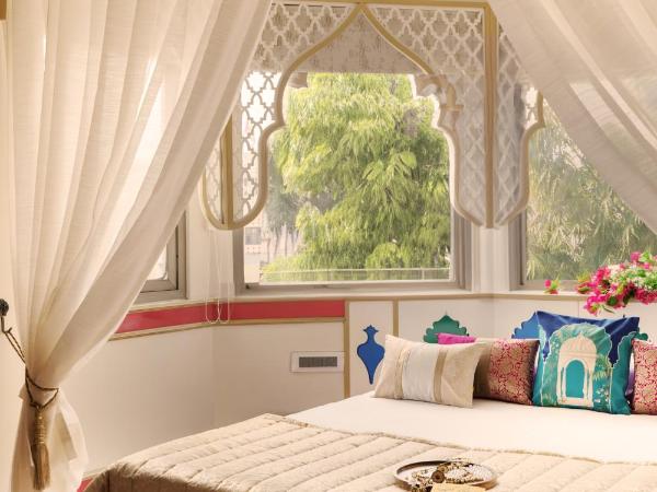 Hotel Sarang Palace - Boutique Stays : photo 10 de la chambre mughal heritage room with 180 degree city view & designer bed