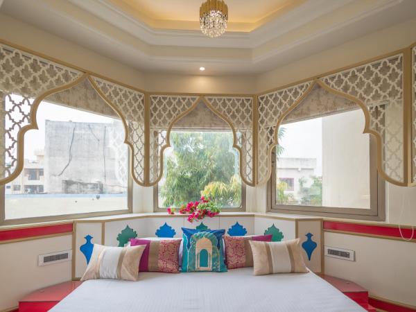 Hotel Sarang Palace - Boutique Stays : photo 2 de la chambre mughal heritage room with 180 degree city view & designer bed