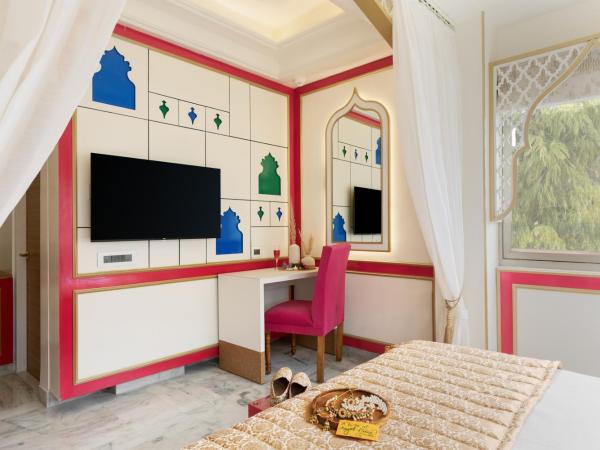 Hotel Sarang Palace - Boutique Stays : photo 4 de la chambre mughal heritage room with 180 degree city view & designer bed