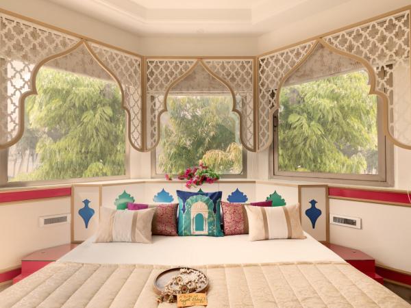 Hotel Sarang Palace - Boutique Stays : photo 3 de la chambre mughal heritage room with 180 degree city view & designer bed