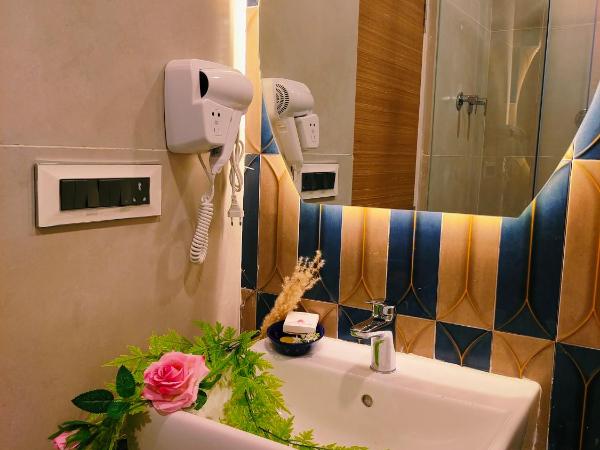 Hotel Sarang Palace - Boutique Stays : photo 6 de la chambre luxurious moroccan theme room with panoramic city view and designer bed