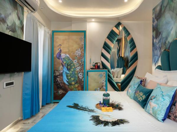 Hotel Sarang Palace - Boutique Stays : photo 2 de la chambre peacock theme designer room with 240 degree city view and beautiful peacock bed