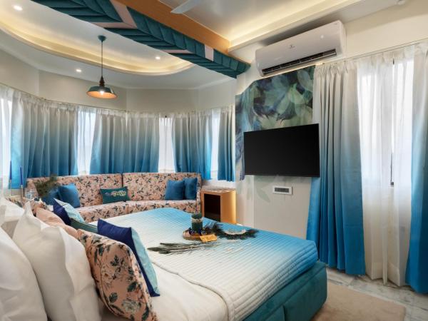 Hotel Sarang Palace - Boutique Stays : photo 4 de la chambre peacock theme designer room with 240 degree city view and beautiful peacock bed