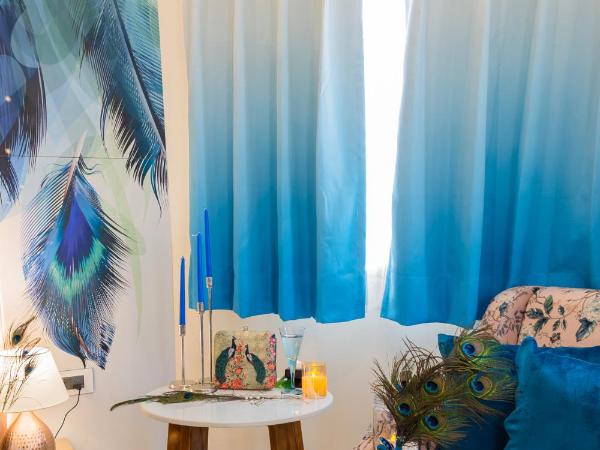 Hotel Sarang Palace - Boutique Stays : photo 9 de la chambre peacock theme designer room with 240 degree city view and beautiful peacock bed