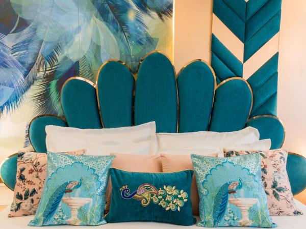 Hotel Sarang Palace - Boutique Stays : photo 5 de la chambre peacock theme designer room with 240 degree city view and beautiful peacock bed