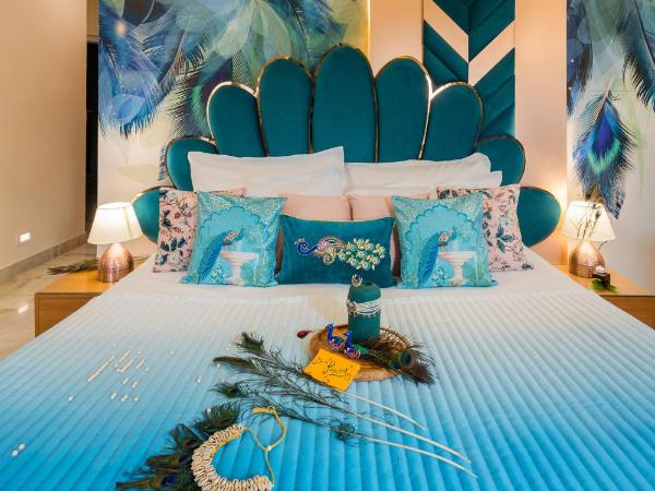 Hotel Sarang Palace - Boutique Stays : photo 8 de la chambre peacock theme designer room with 240 degree city view and beautiful peacock bed